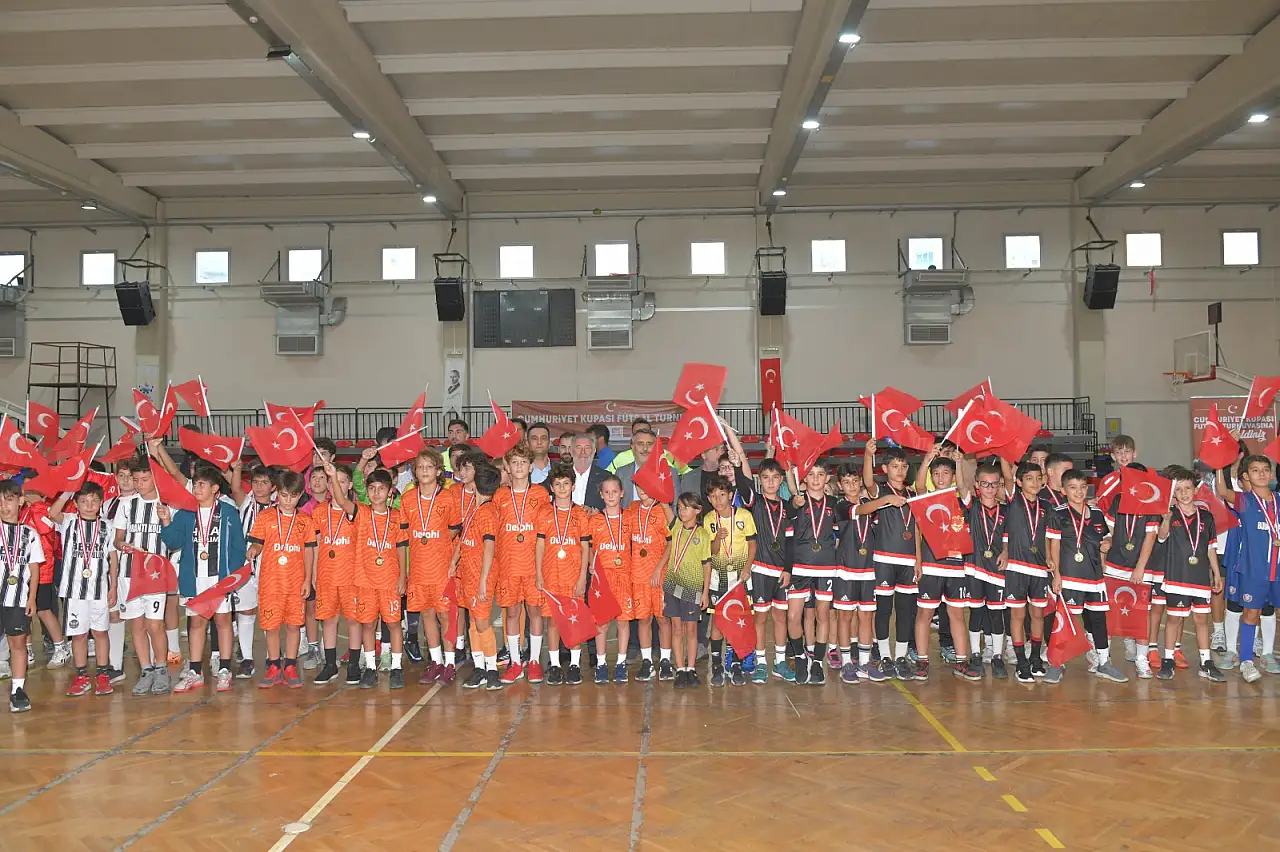 Çiğli'de Cumhuriyet coşkusu Futsal turnuvasıyla zirveye ulaştı