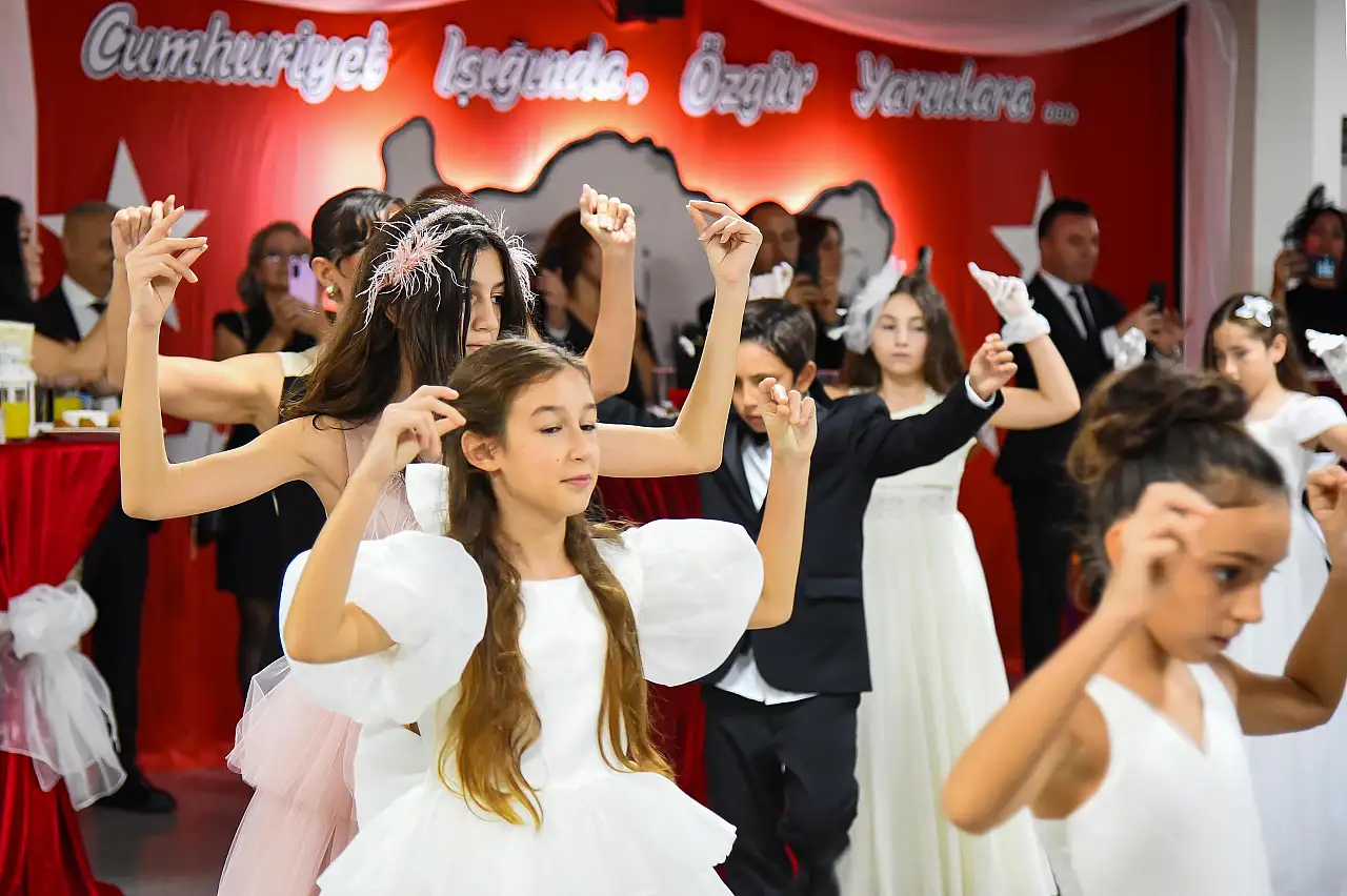 Özel Piri Reis okullarında Cumhuriyet'in çınarları geleneksel Cumhuriyet balosunda buluştu