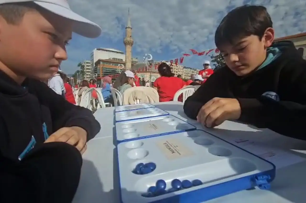 Cumhuriyet coşkusu 'İzmir Zekâ Oyunları Projesi' ile yaşandı