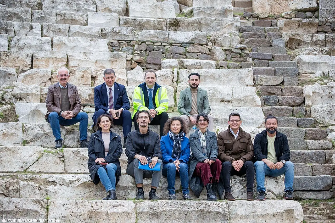 Smyrna Antik Tiyatrosu gün yüzüne çıkıyor