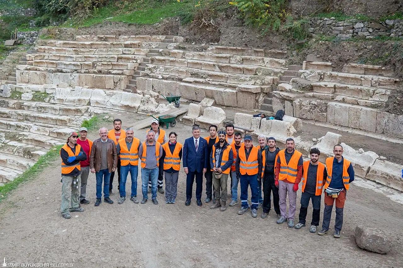 Smyrna Antik Tiyatrosu gün yüzüne çıkıyor
