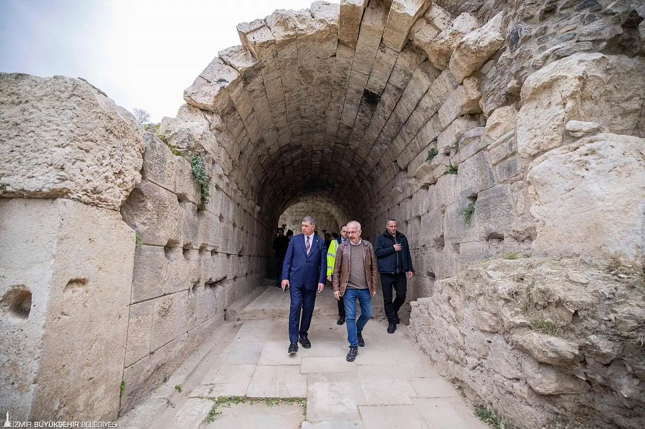 Smyrna Antik Tiyatrosu gün yüzüne çıkıyor