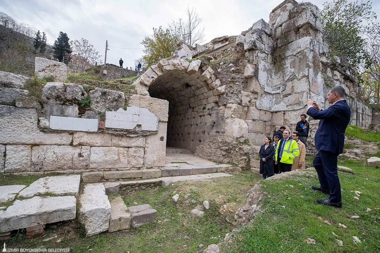 Smyrna Antik Tiyatrosu gün yüzüne çıkıyor
