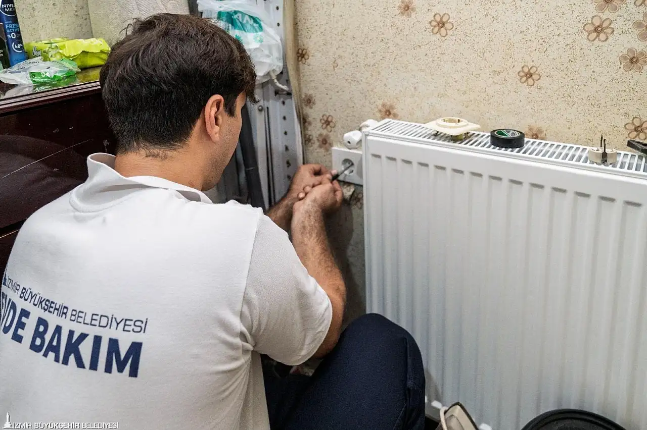 Evde bakım hizmeti alan yurttaşlara ev kazalarını önleyici düzenlemeler yapılıyor