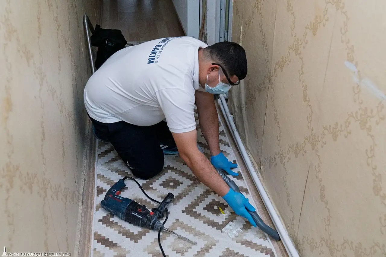 Evde bakım hizmeti alan yurttaşlara ev kazalarını önleyici düzenlemeler yapılıyor