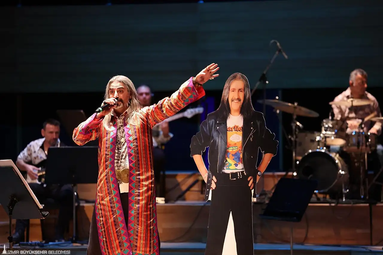 İzmir'de Barış Manço'ya duygu yüklü anma konseri