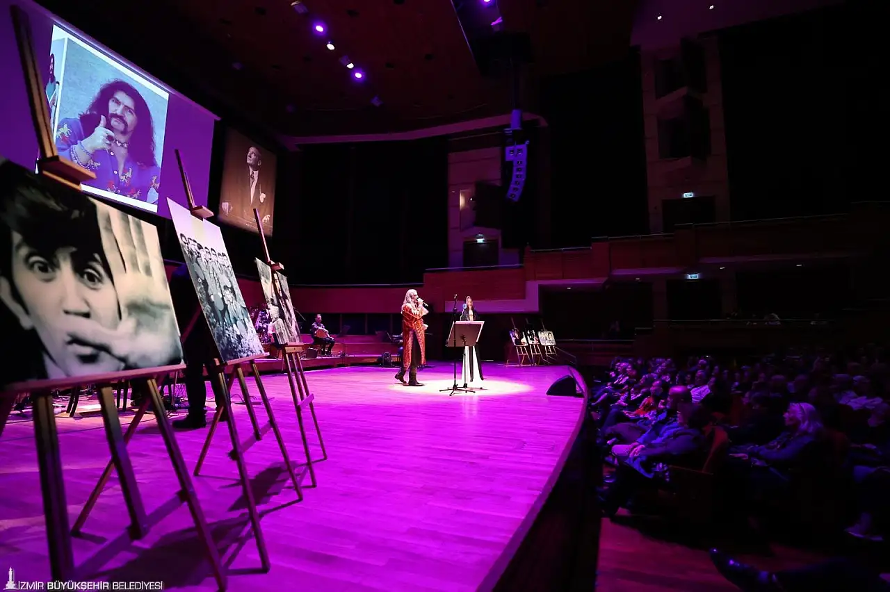 İzmir'de Barış Manço'ya duygu yüklü anma konseri