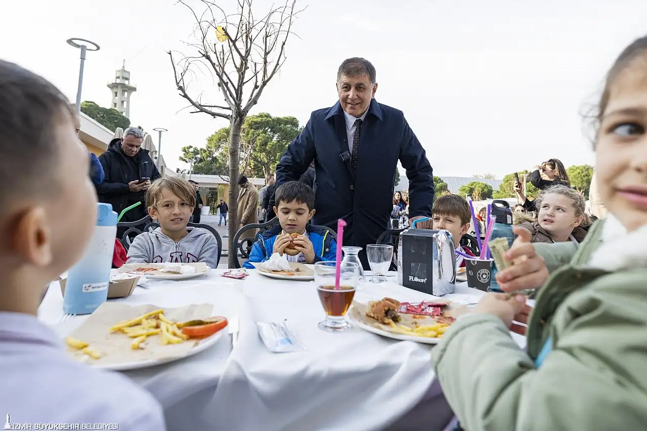 Başkan Tugay, Beydağlı kadınları İzmir'de ağırladı