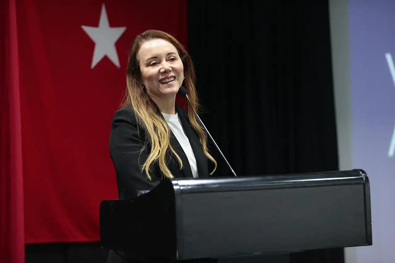 Gençler 'Hibrit Kariyer Zirvesi'ne Konak'ta yoğun katılım gösterdi