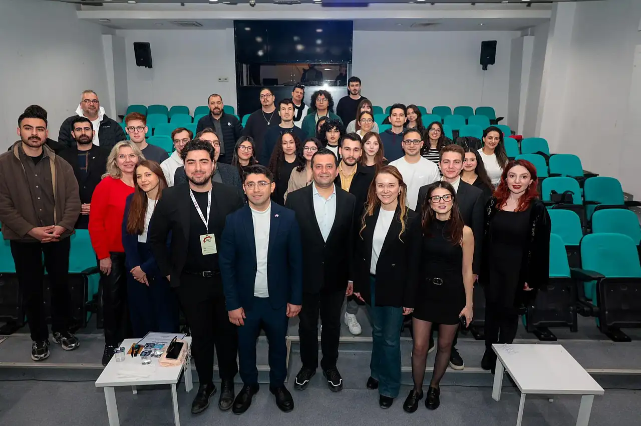 Gençler 'Hibrit Kariyer Zirvesi'ne Konak'ta yoğun katılım gösterdi