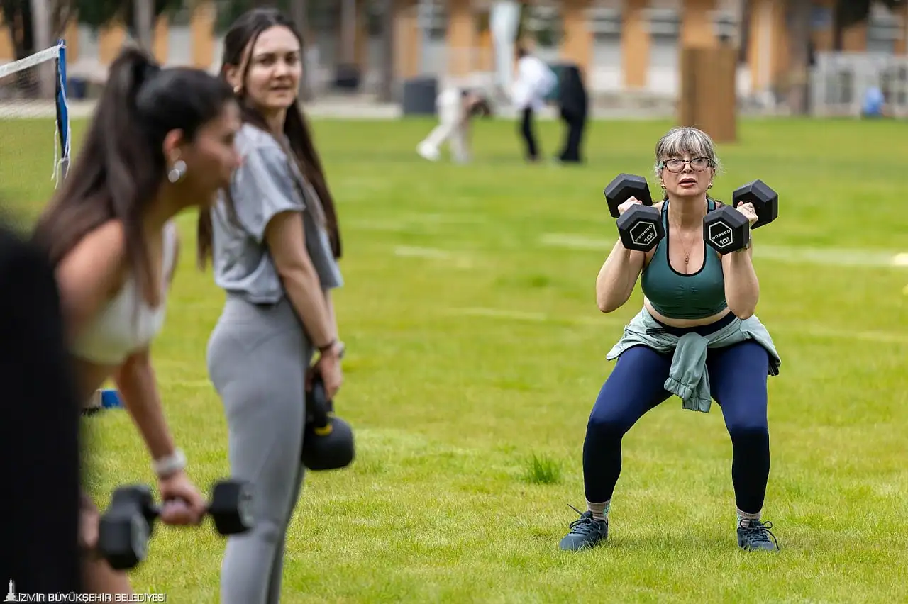 İzmir Büyükşehir Belediyesi Kültürpark'ta ücretsiz spor dönemini genişletiyor: Dördüncü istasyon açıldı