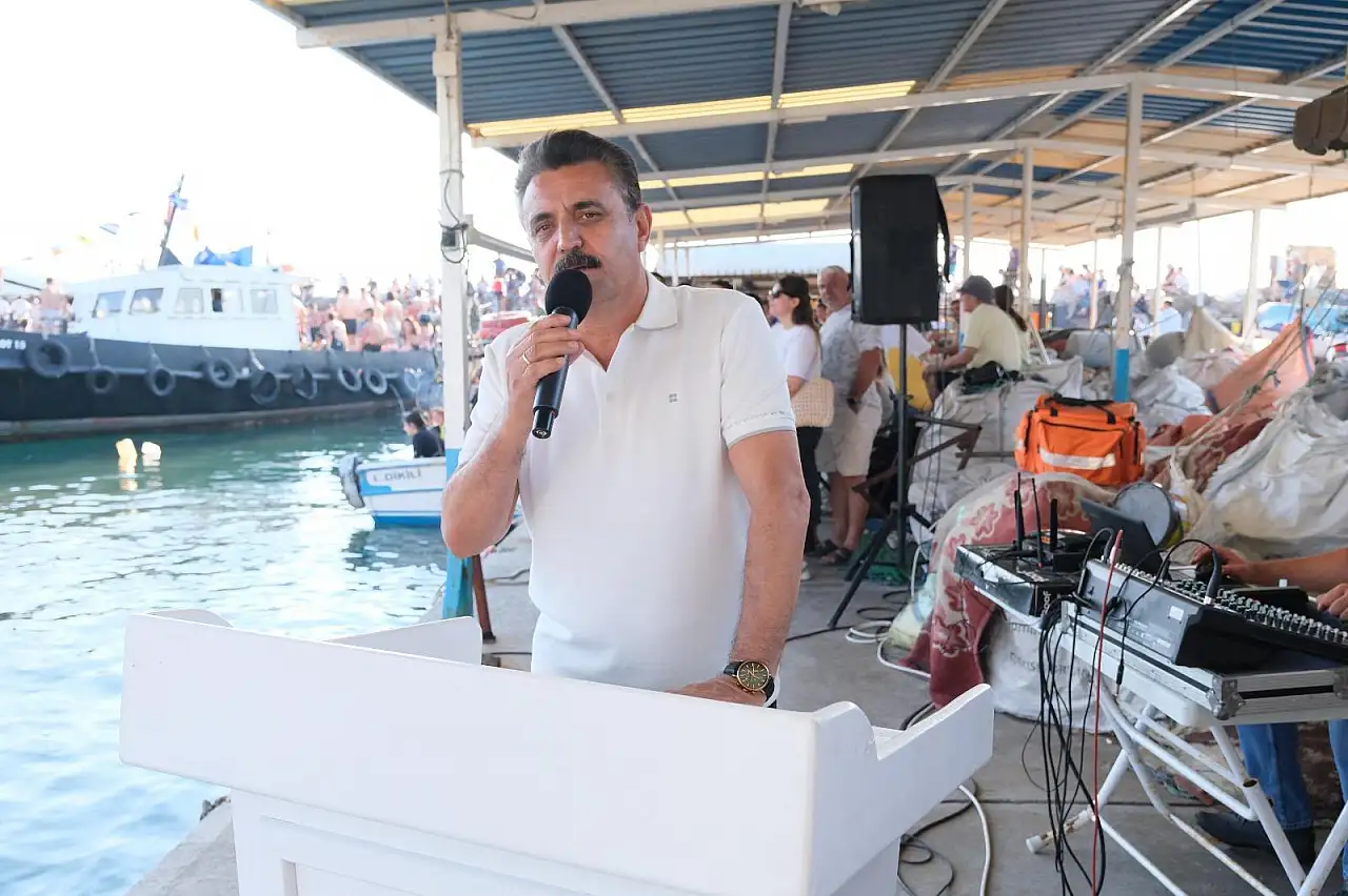 Dikili'de Kabotaj Bayramı heyecanı yaşandı: Yağlı direk yarışması ilgi odağı oldu