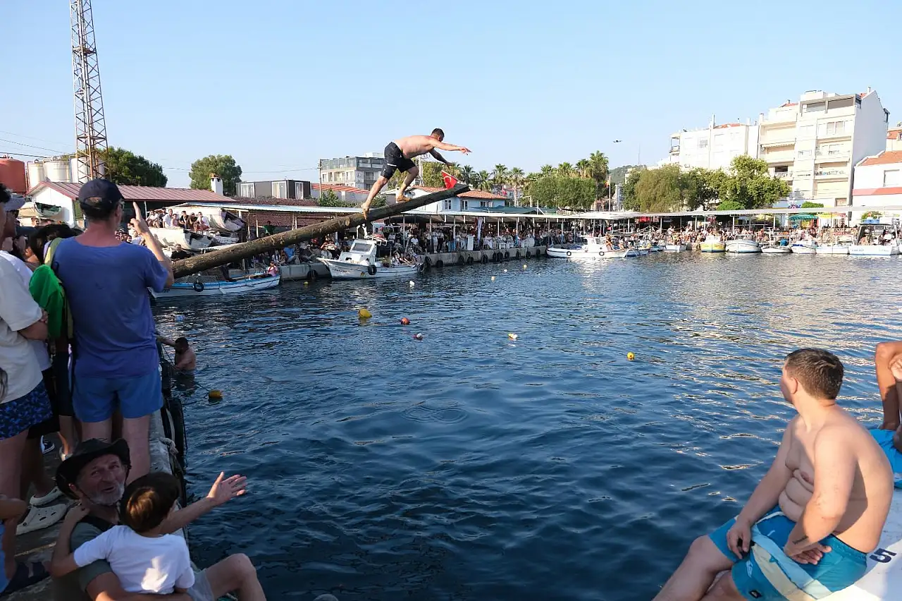 Dikili'de Kabotaj Bayramı heyecanı yaşandı: Yağlı direk yarışması ilgi odağı oldu