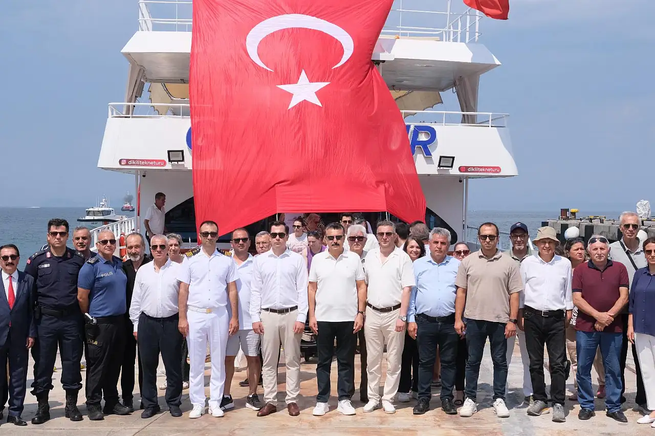 Dikili'de Kabotaj Bayramı heyecanı yaşandı: Yağlı direk yarışması ilgi odağı oldu