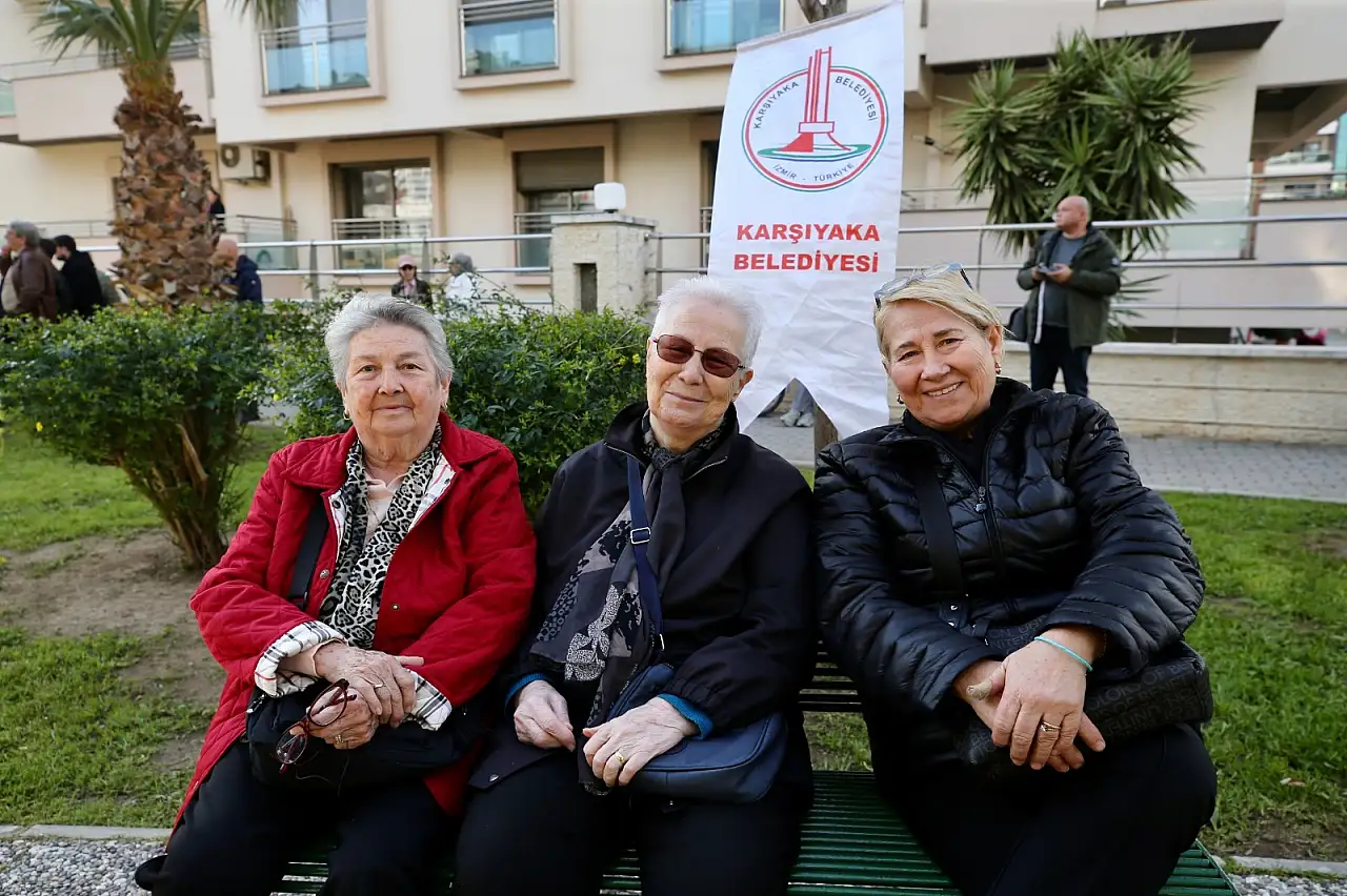 Karşıyaka'da emeklileri buluşturan merkez yoğun ilgi görüyor
