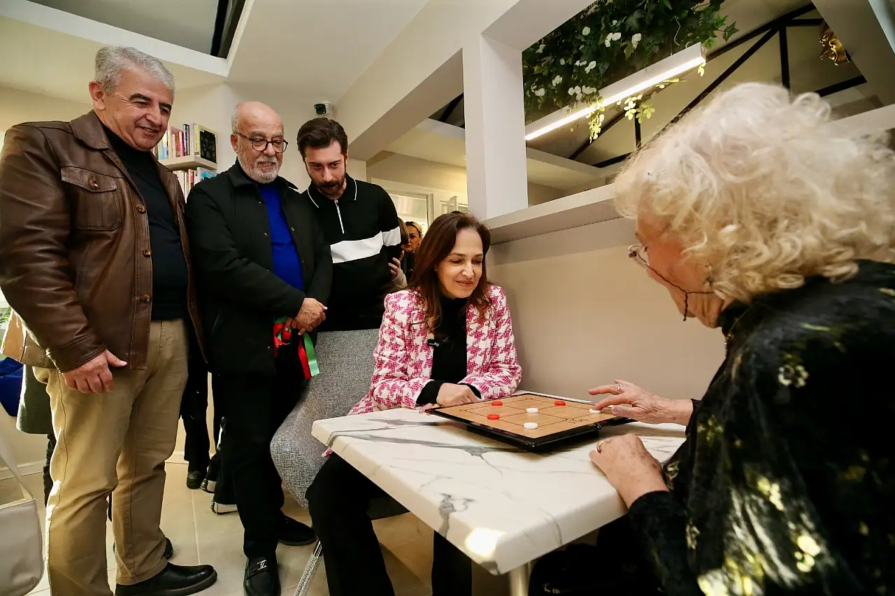 Karşıyaka'da emeklileri buluşturan merkez yoğun ilgi görüyor
