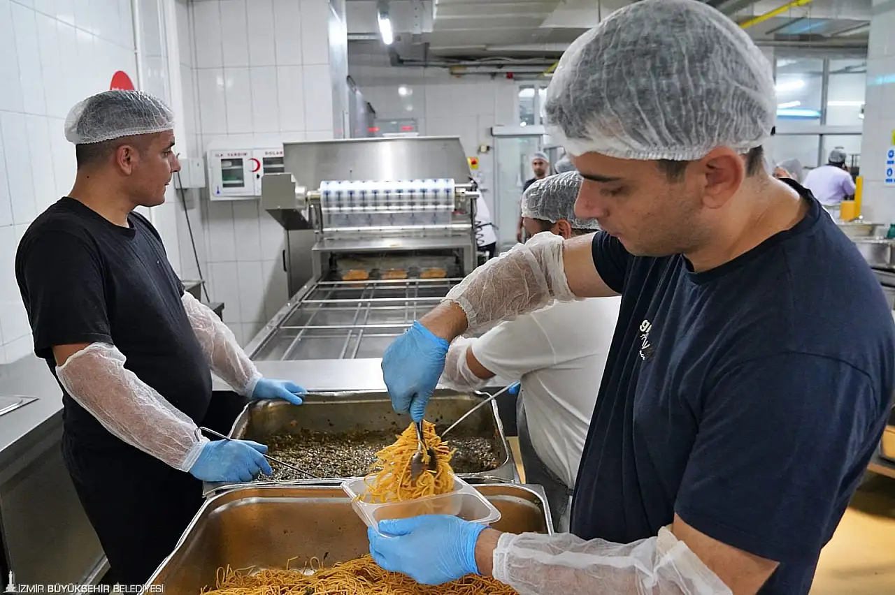 İzmir'de Belediye Aşevleri ve Sıcak Yemek Desteği Rehberi