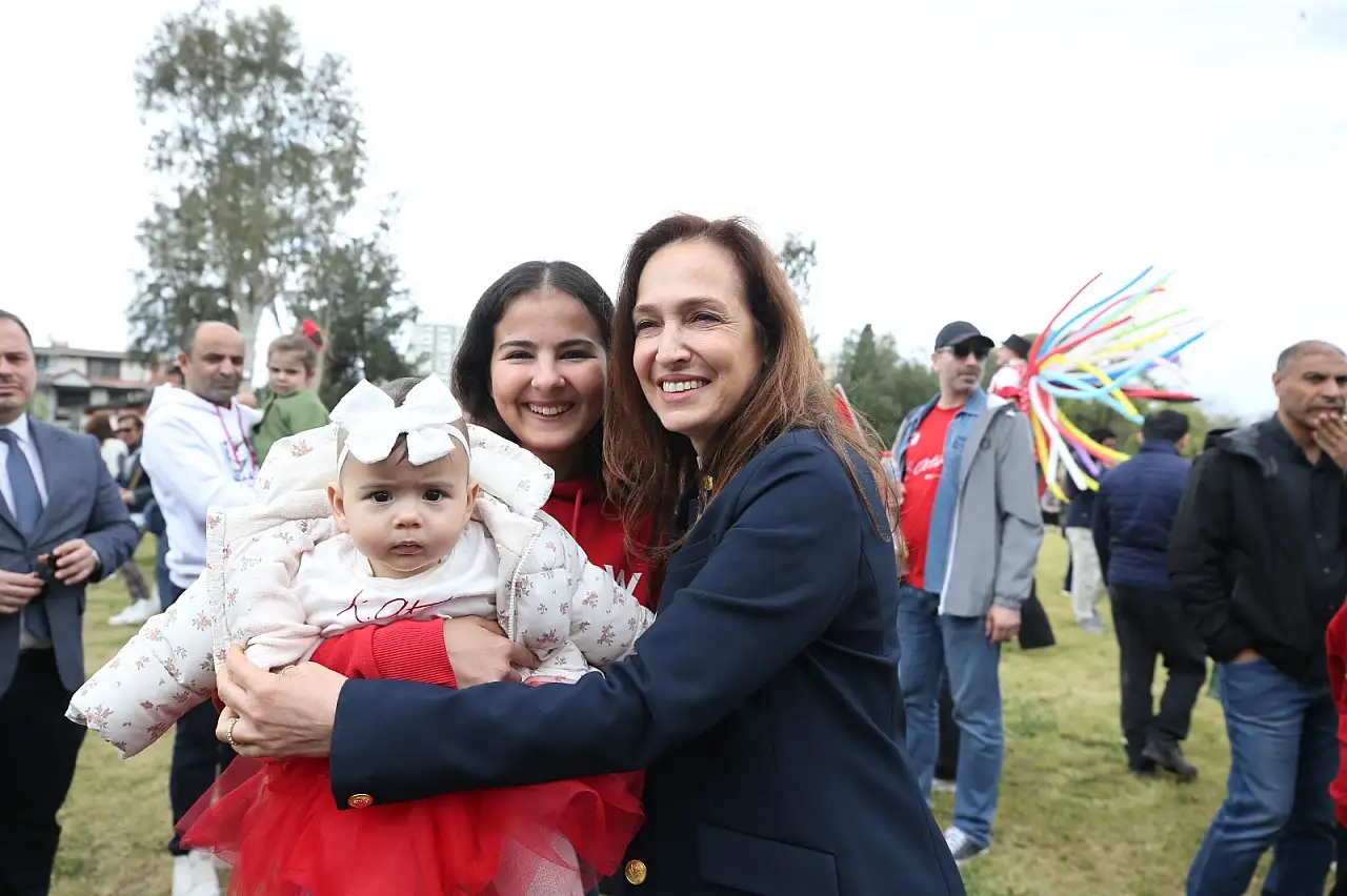Yeni bebek sahibi olan ailelere Karşıyaka'dan destek