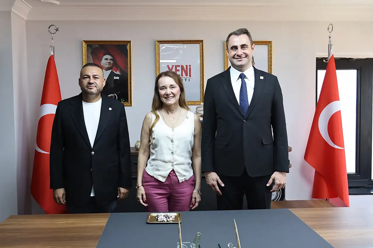 Konak'ta rozetleri taktı, CHP'yi hedef aldı: 'Toplumda karşılığı yok'