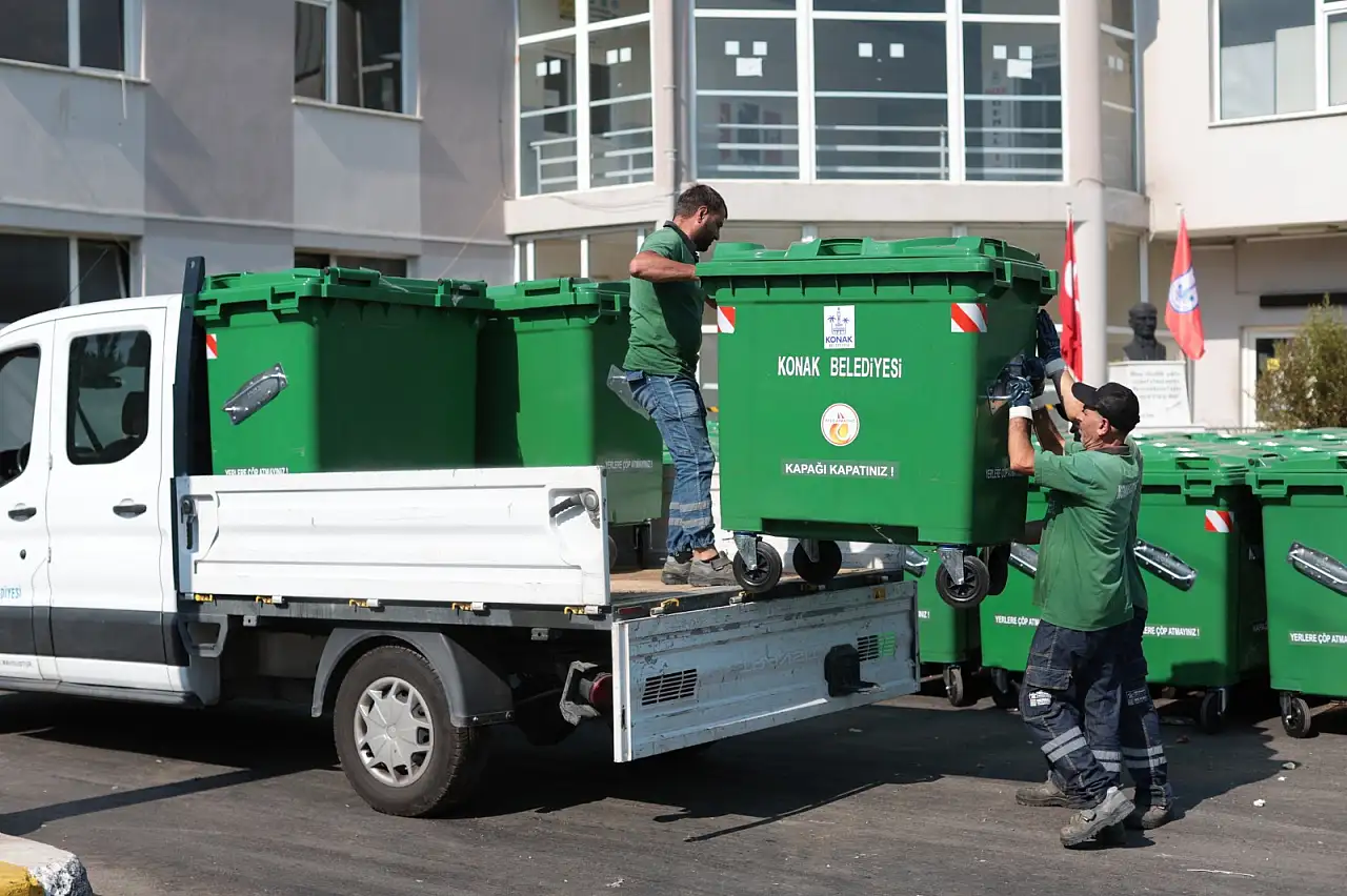 Konak'ta 400 yeni konteyner sokaklara indi