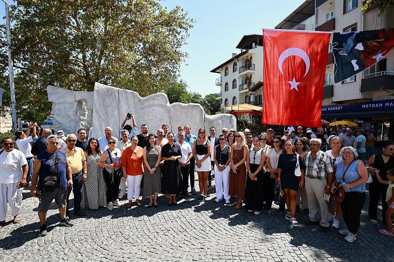 26 Ağustos'ta Efes Selçuk'ta duygusal anlar: Atatürk'ün silüeti belirdi