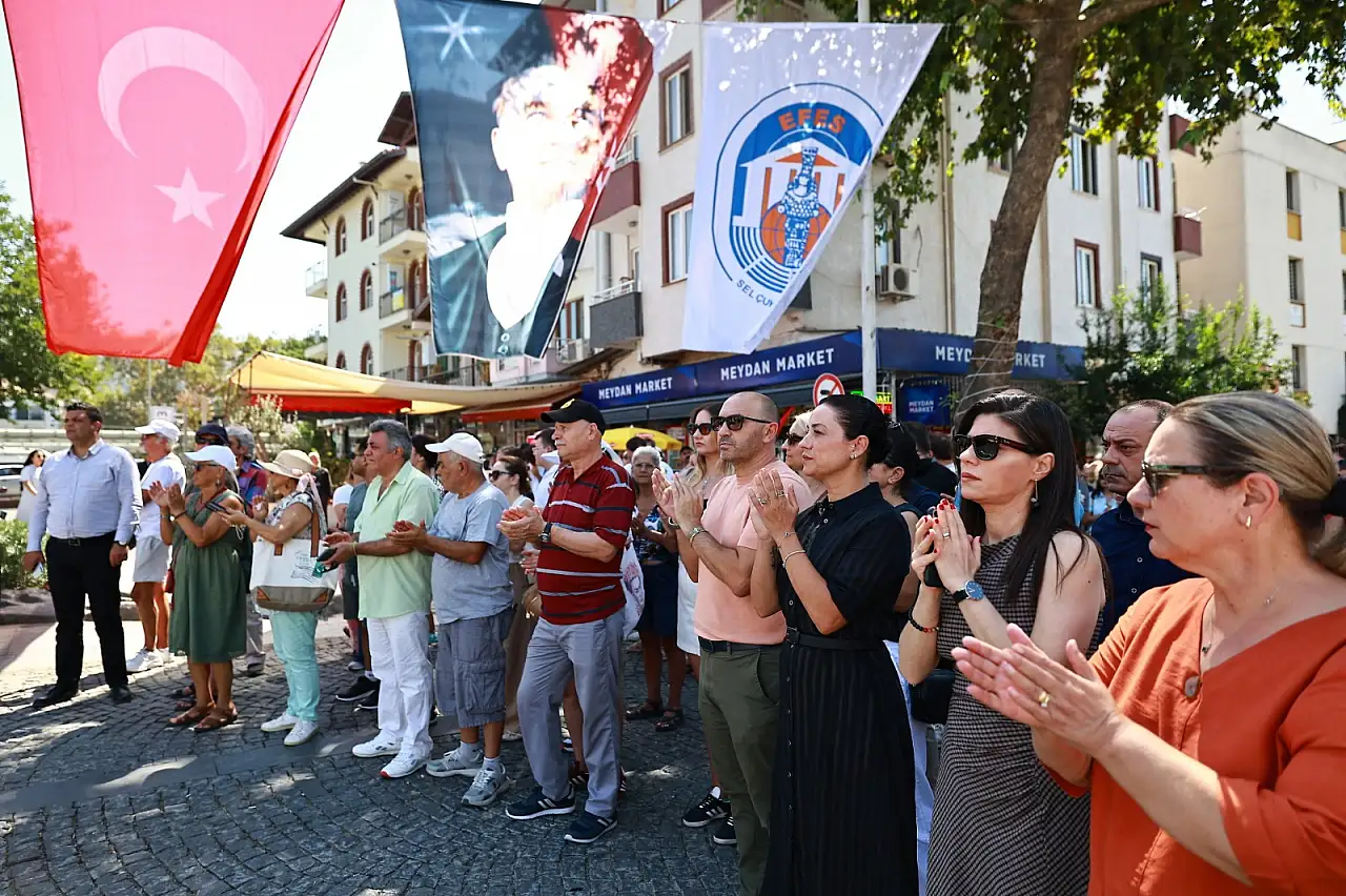 26 Ağustos'ta Efes Selçuk'ta duygusal anlar: Atatürk'ün silüeti belirdi