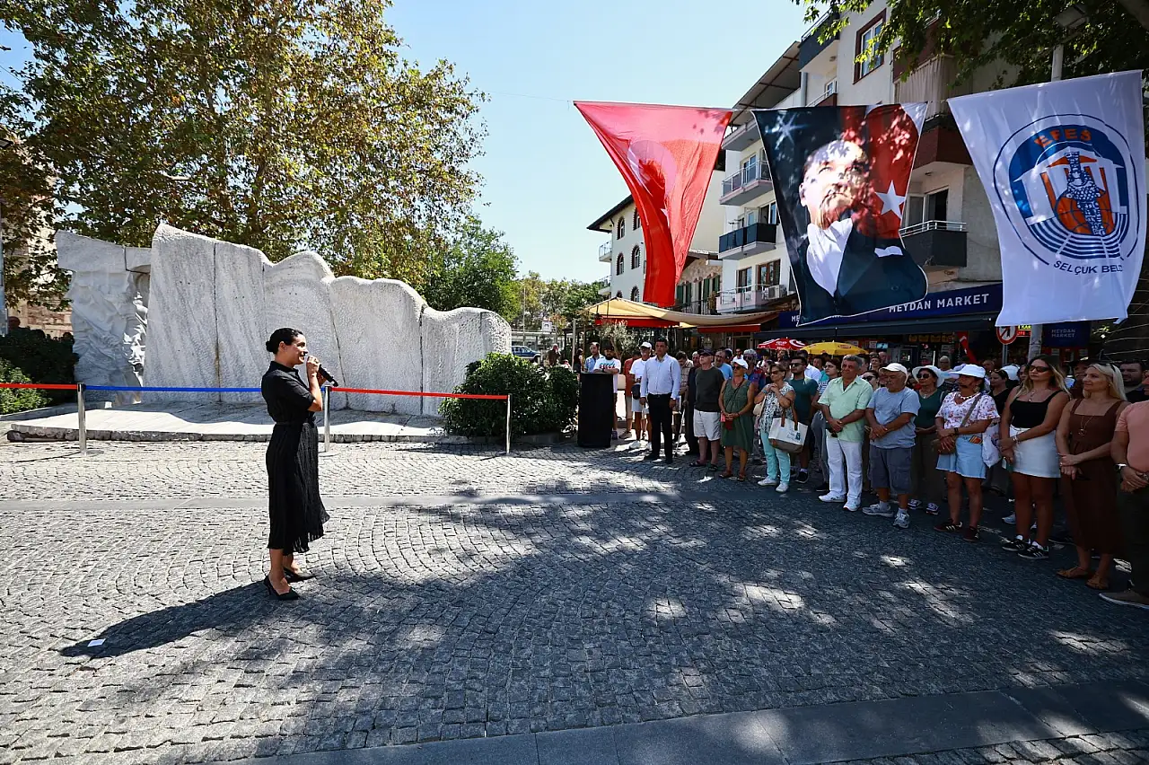 26 Ağustos'ta Efes Selçuk'ta duygusal anlar: Atatürk'ün silüeti belirdi