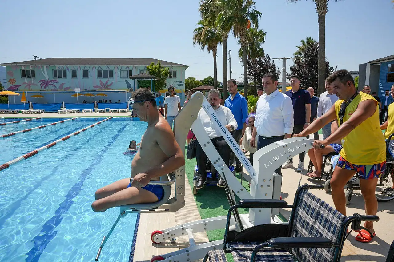 Torbalı Belediyesi Aquapolis'in Kırmızı Bayrağı göndere çekildi