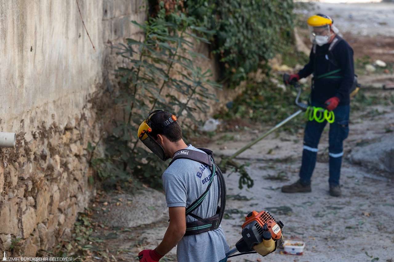 İzmir'de dereler temizleniyor