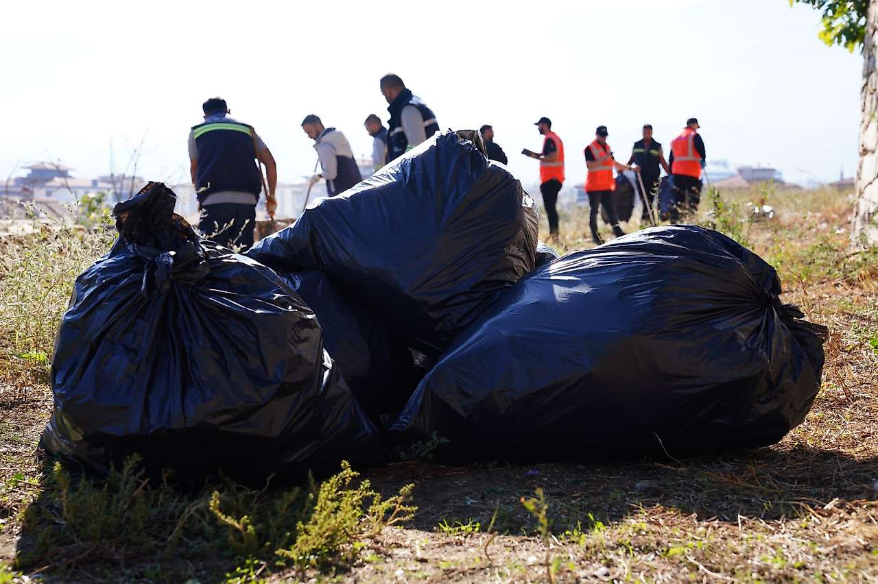 Tire'de çevre temizliğine belediye ve ALPLA çalışanlarından ortak destek