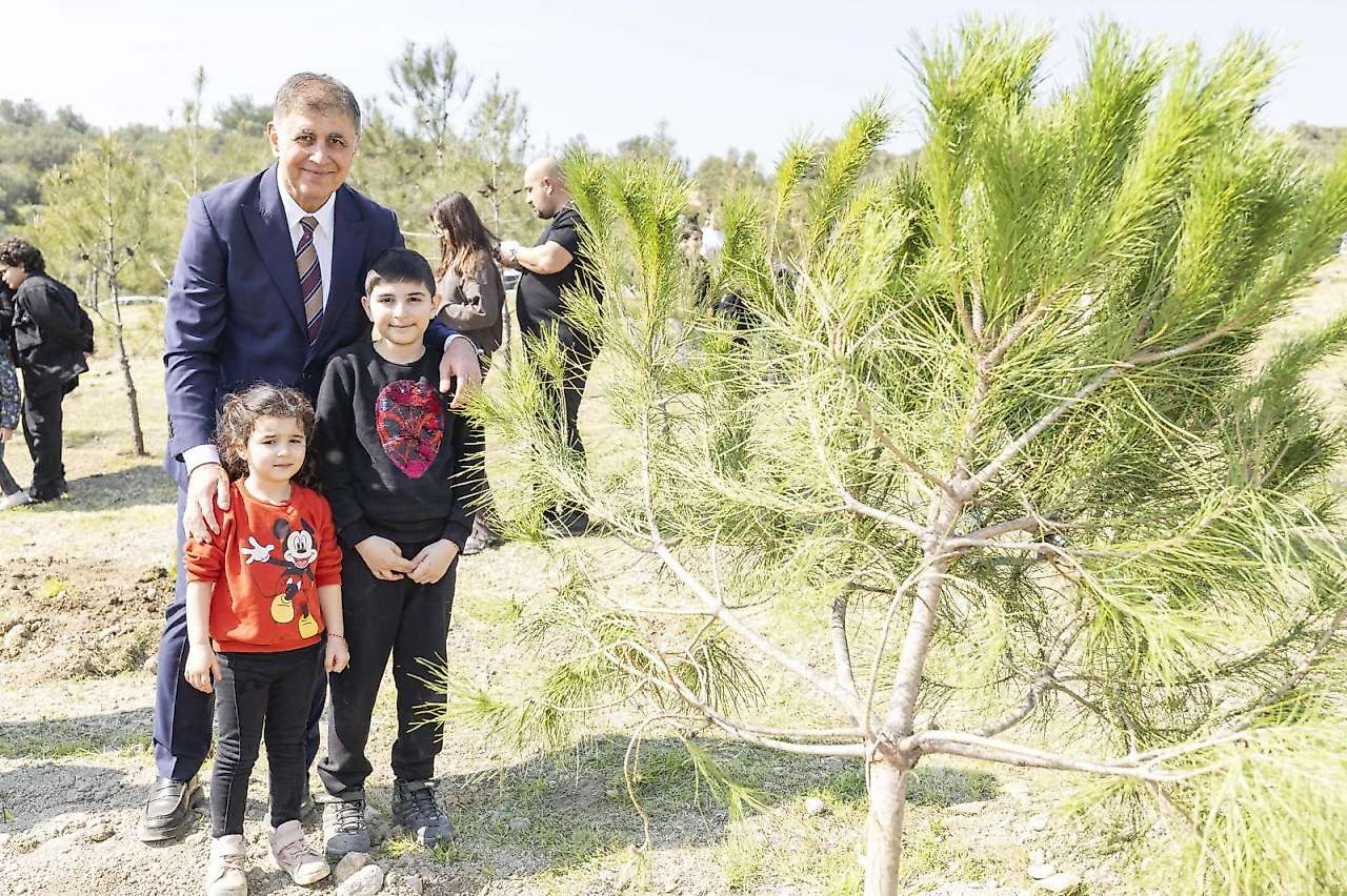 İzmir'de hafriyat sahaları yeşil alanlara dönüşüyor: 106 bin fidan dikildi