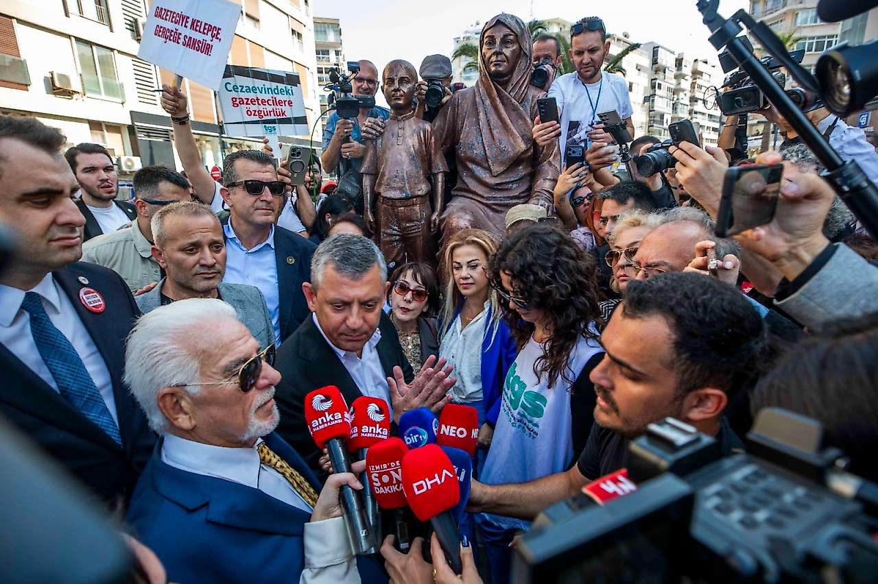 İzmir'de gazetecilerden 'Sansüre Hayır, Habere Özgürlük' yürüyüşü