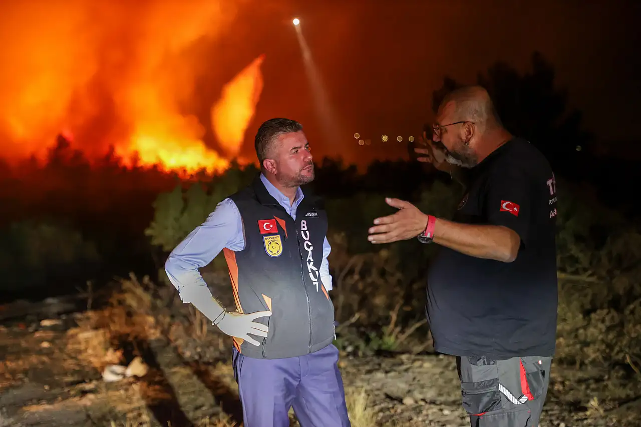Buca'da gece boyu alevlerle mücadele