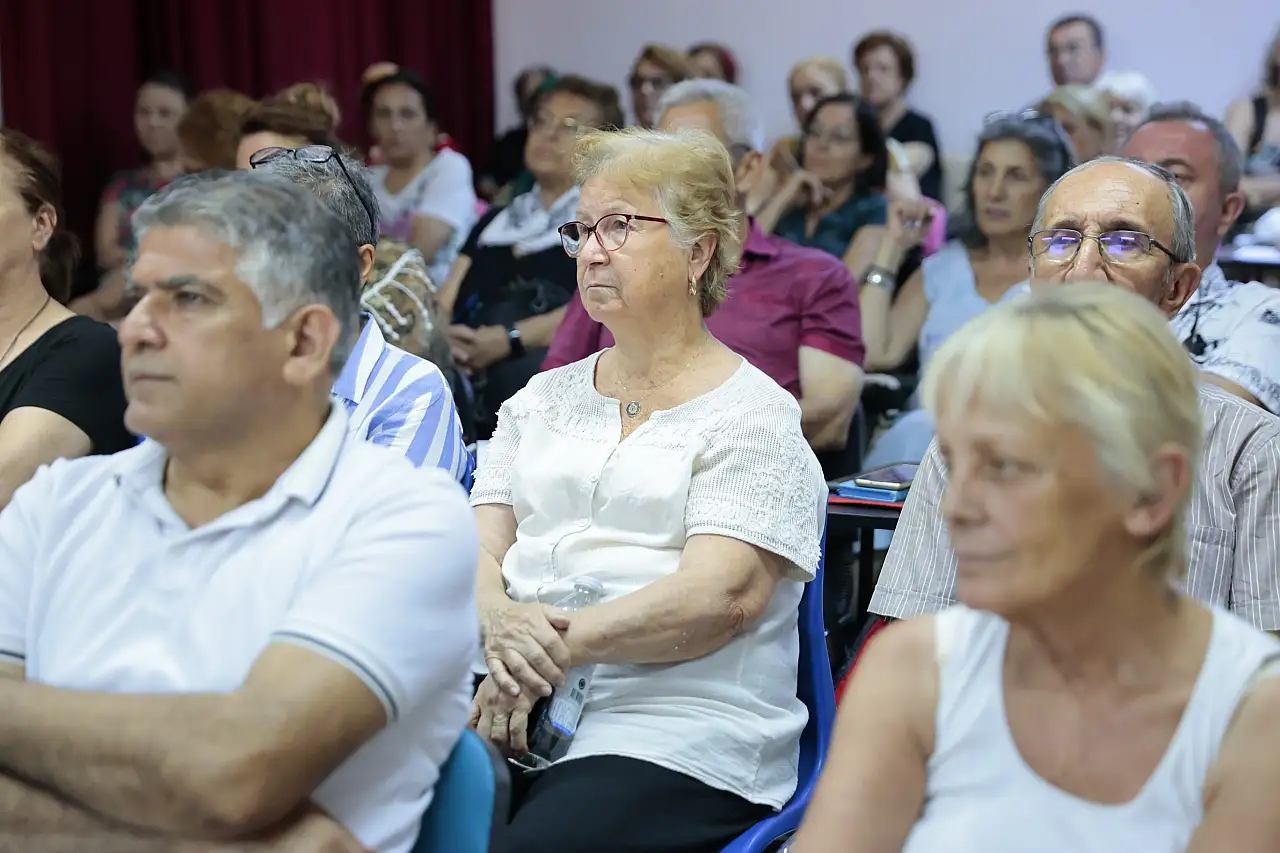 Konak'ın ileri yaş merkezi'nde kuşaklararası iletişim semineri