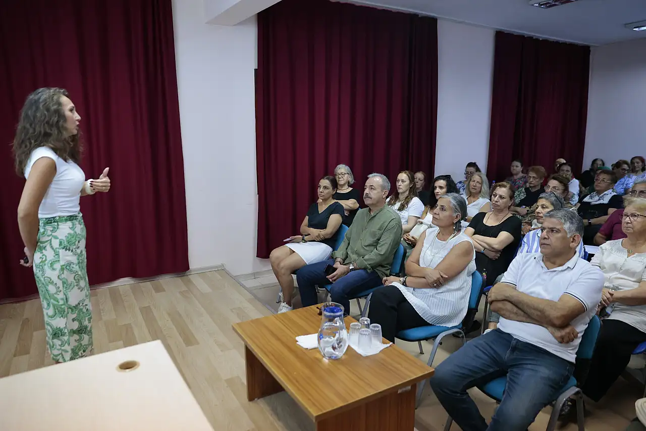 Konak'ın ileri yaş merkezi'nde kuşaklararası iletişim semineri