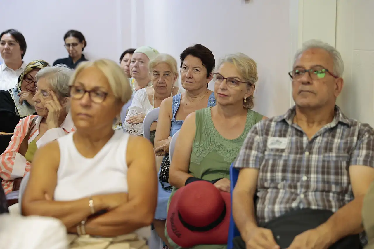 Konak'ın ileri yaş merkezi'nde kuşaklararası iletişim semineri