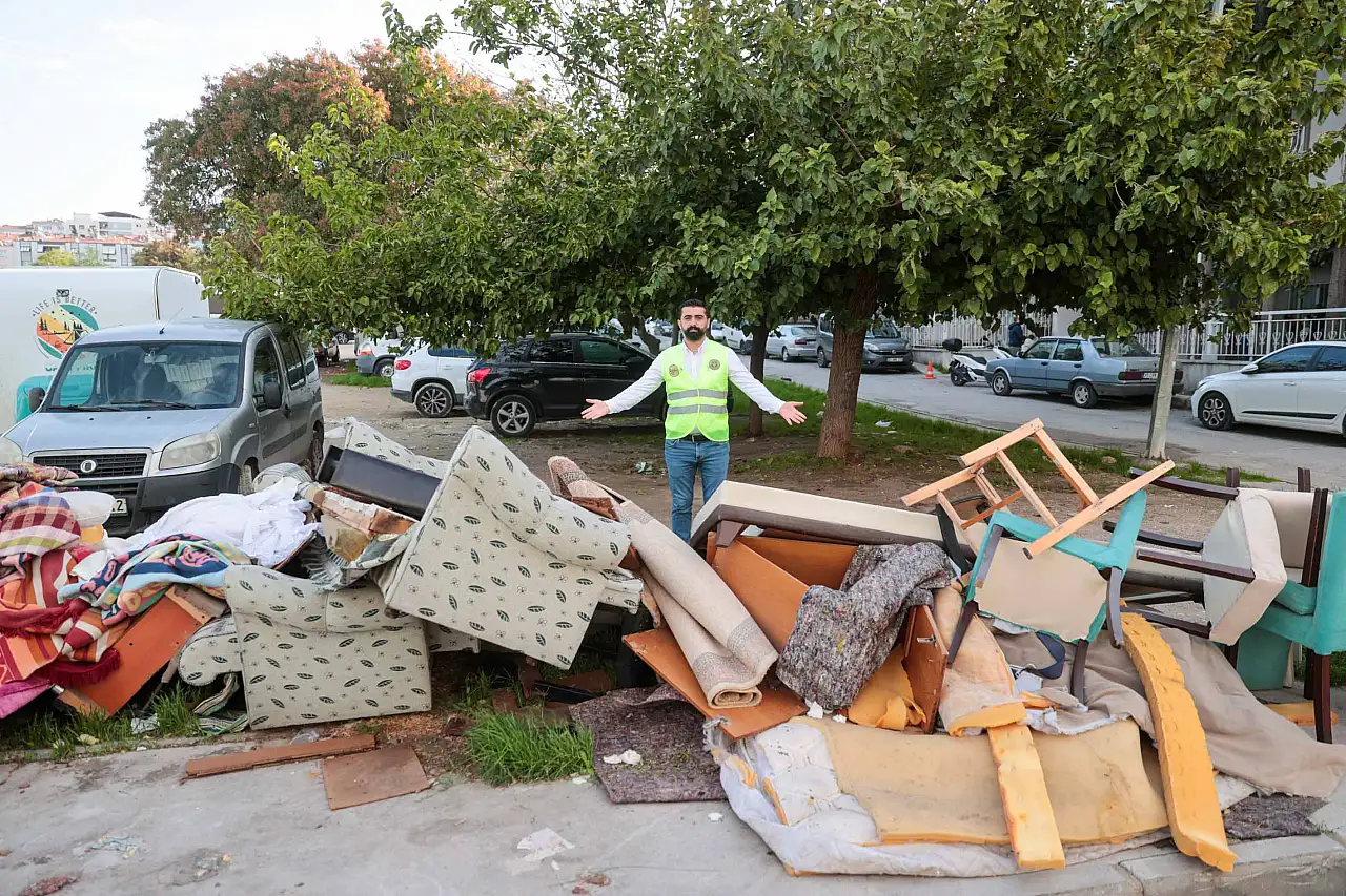 Buca Belediyesi'nden mobilya atığı uyarısı: 'Randevu alın, ekipler kapınıza gelsin'
