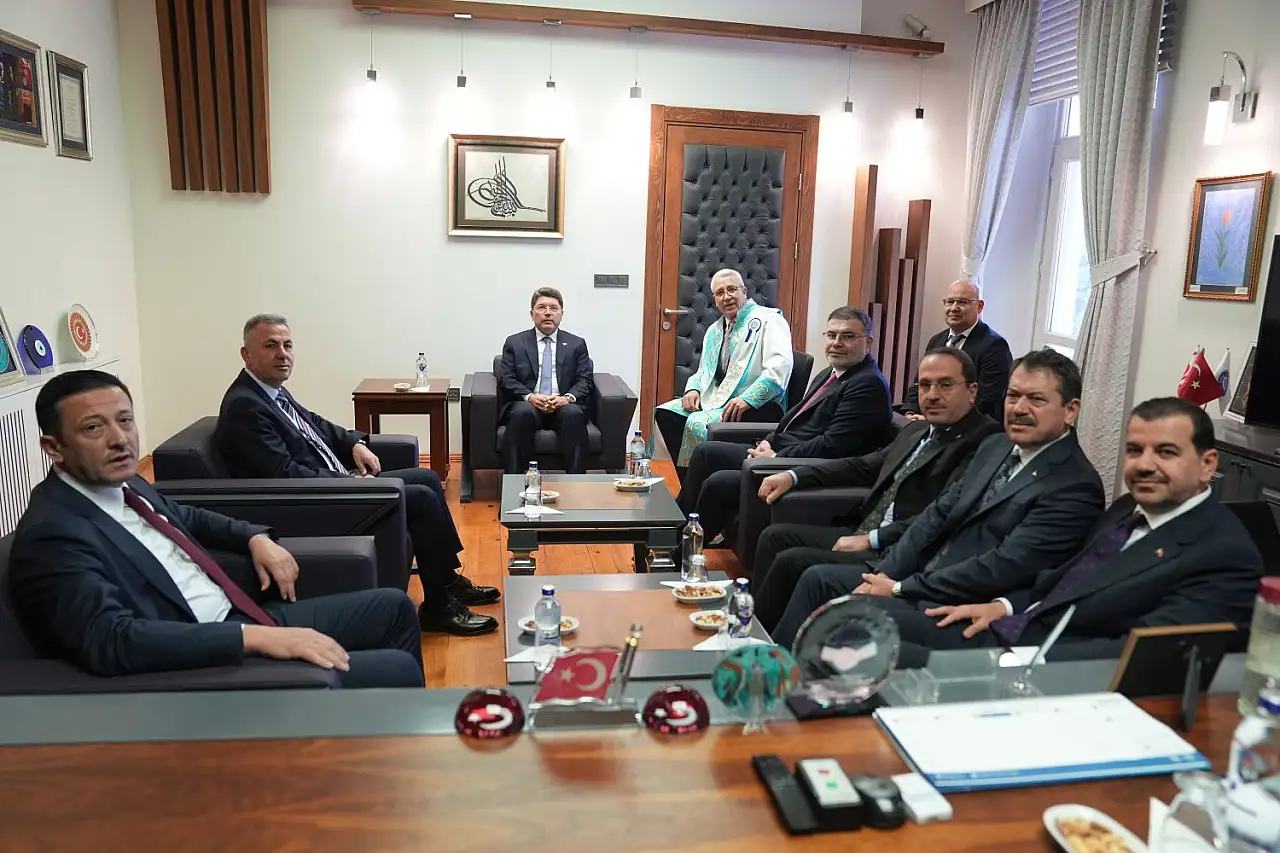 Ege Üniversitesi 2025-2026 Akademik yılı açılış töreni Adalet Bakanı Yılmaz Tunç'un katılımıyla gerçekleşti