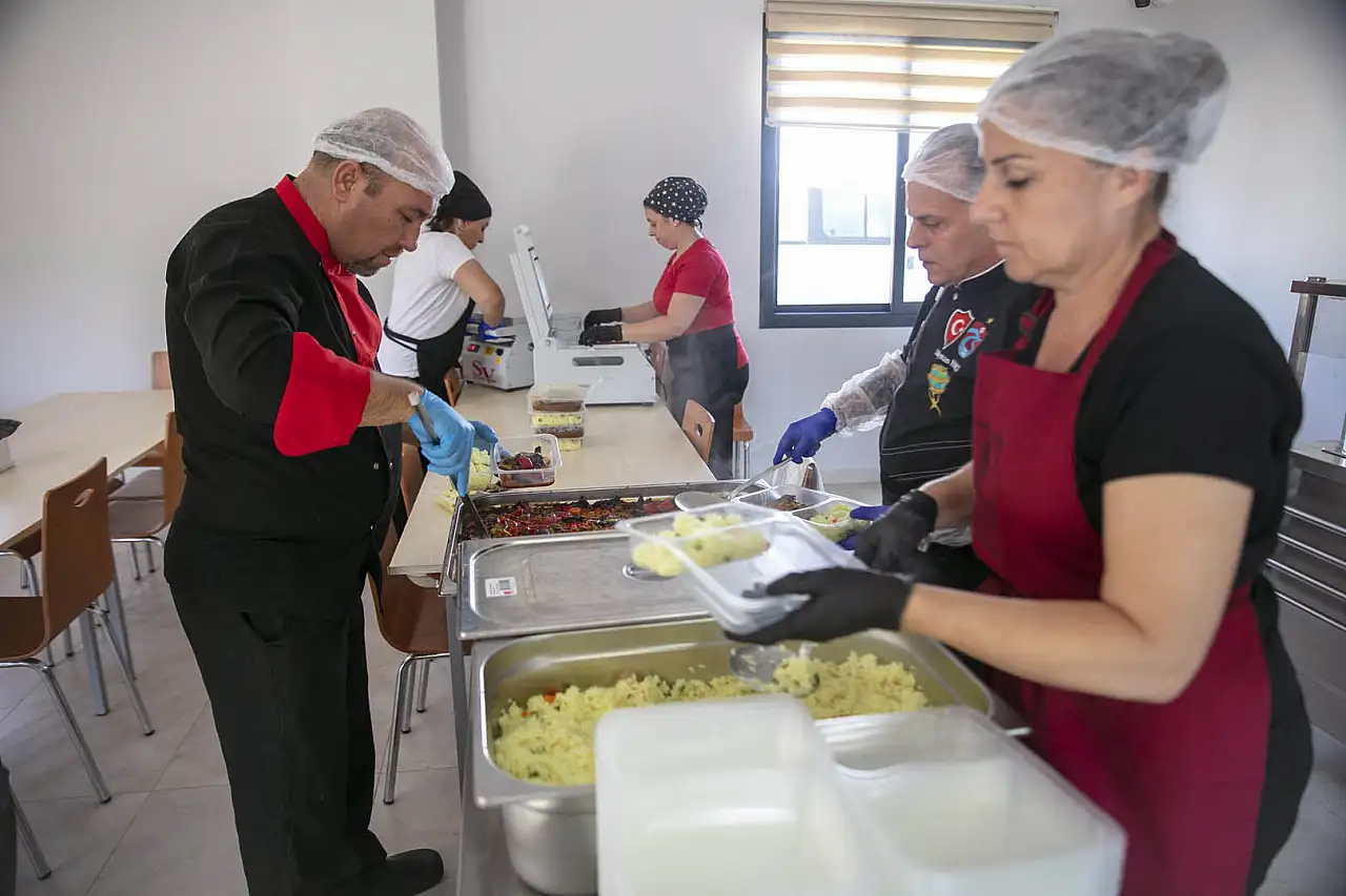 Güzelbahçe Belediyesi'nden örnek sosyal proje: 'Dayanışma Mutfağı' her gün sofraları ısıtıyor