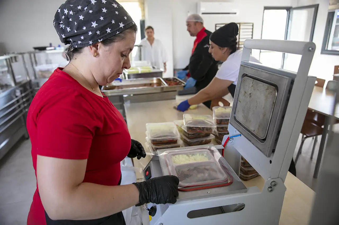 Güzelbahçe Belediyesi'nden örnek sosyal proje: 'Dayanışma Mutfağı' her gün sofraları ısıtıyor