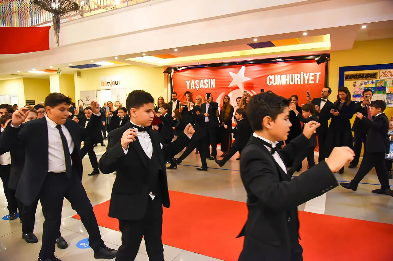 Özel Piri Reis okullarında Cumhuriyet'in çınarları geleneksel Cumhuriyet balosunda buluştu