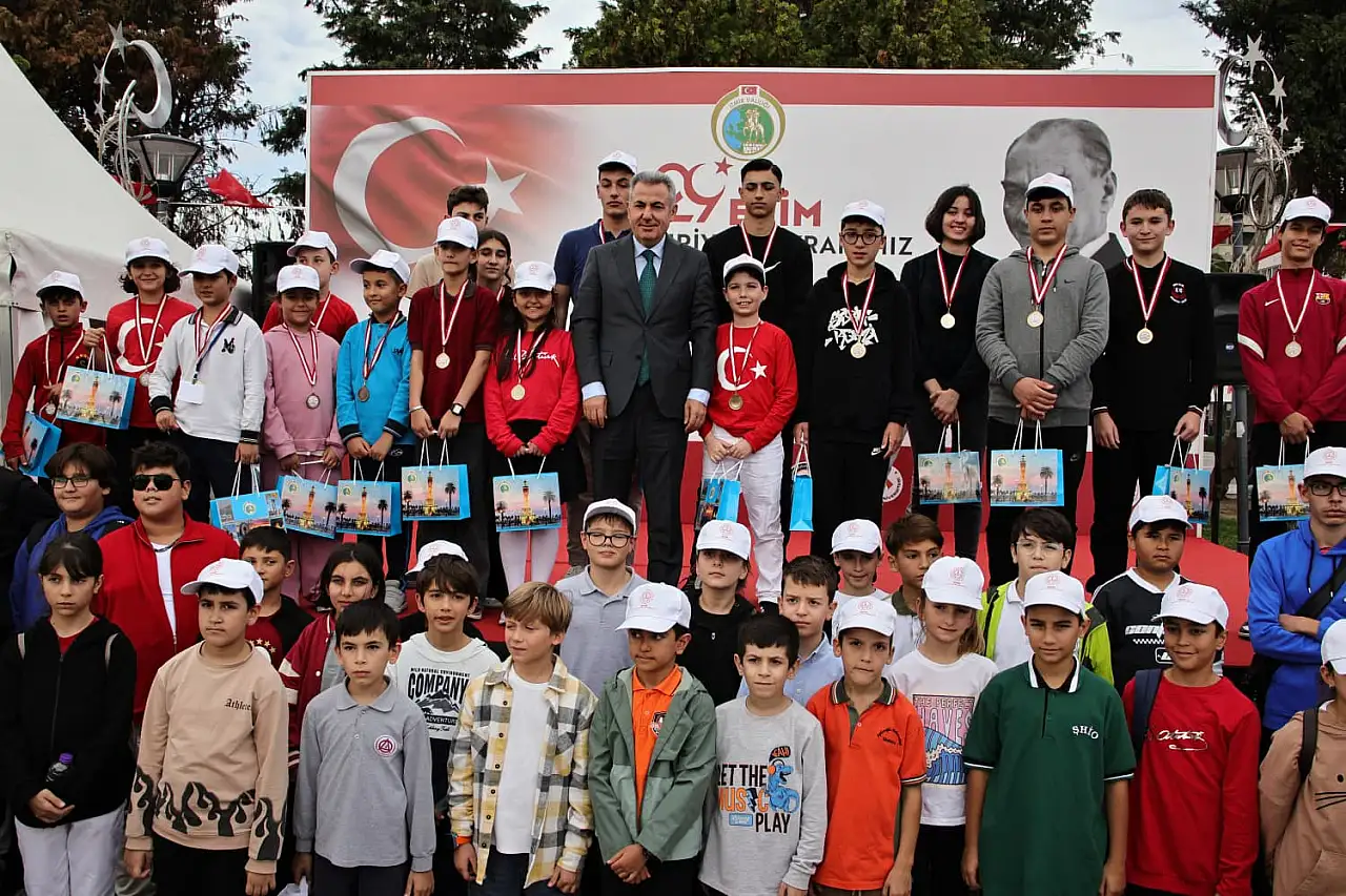 Cumhuriyet coşkusu 'İzmir Zekâ Oyunları Projesi' ile yaşandı