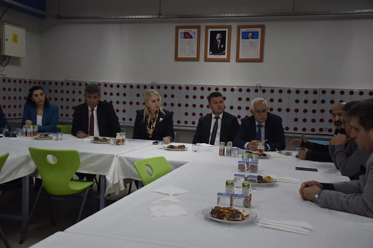 Eğitim kurumları ve resmi temsilciler Karşıyaka'da bir araya geldi