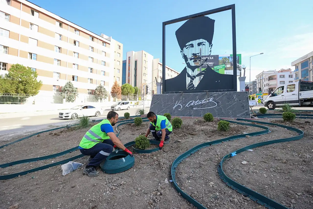 Buca'da az su tüketen bitkilerle yeşil alanlar yenileniyor