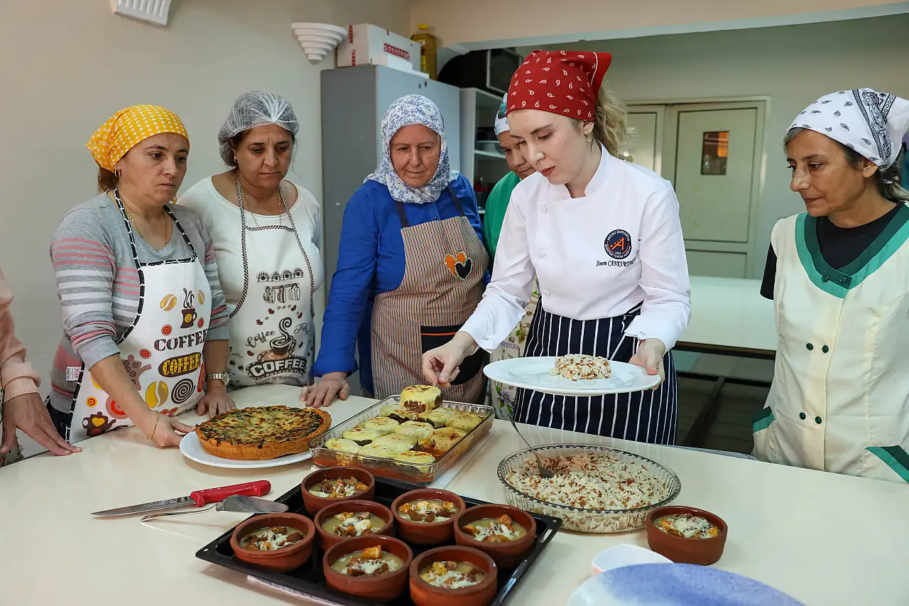 Evka-1 semt evinde kadınlar dünya lezzetlerini keşfediyor