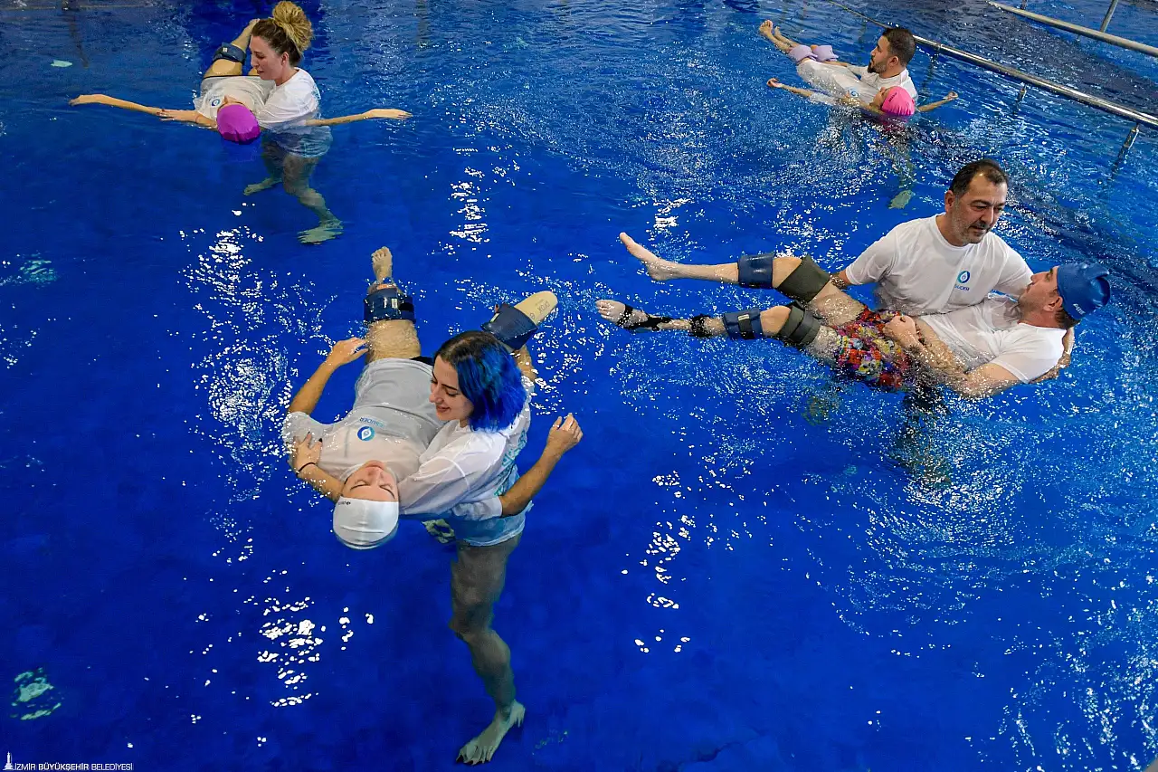 Suyun iyileştirici gücüyle engeller aşılıyor: İzmir'de Hidroterapi etkinliği düzenlendi