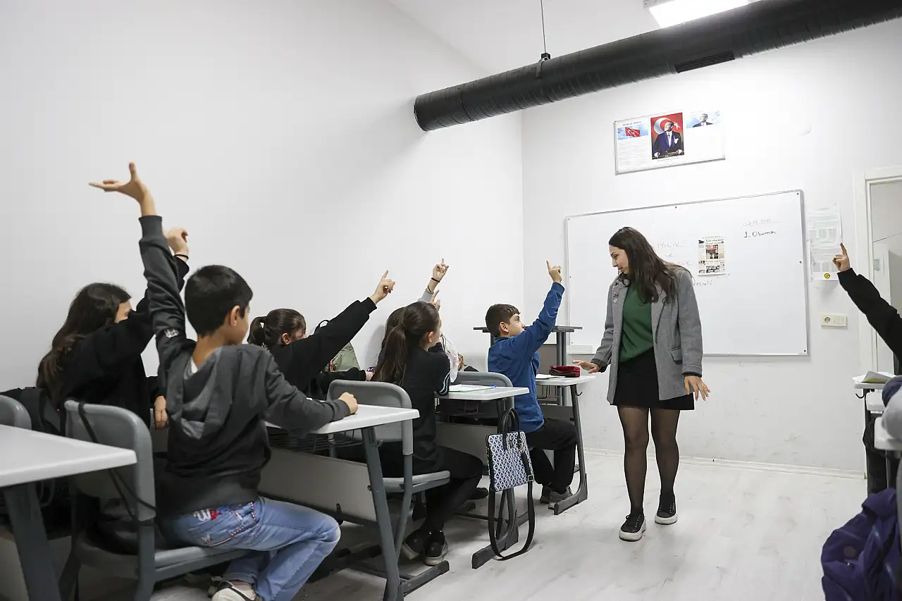 Çocuklara dersdDesteği, yetişkinlere kişisel ve mesleki gelişim fırsatı