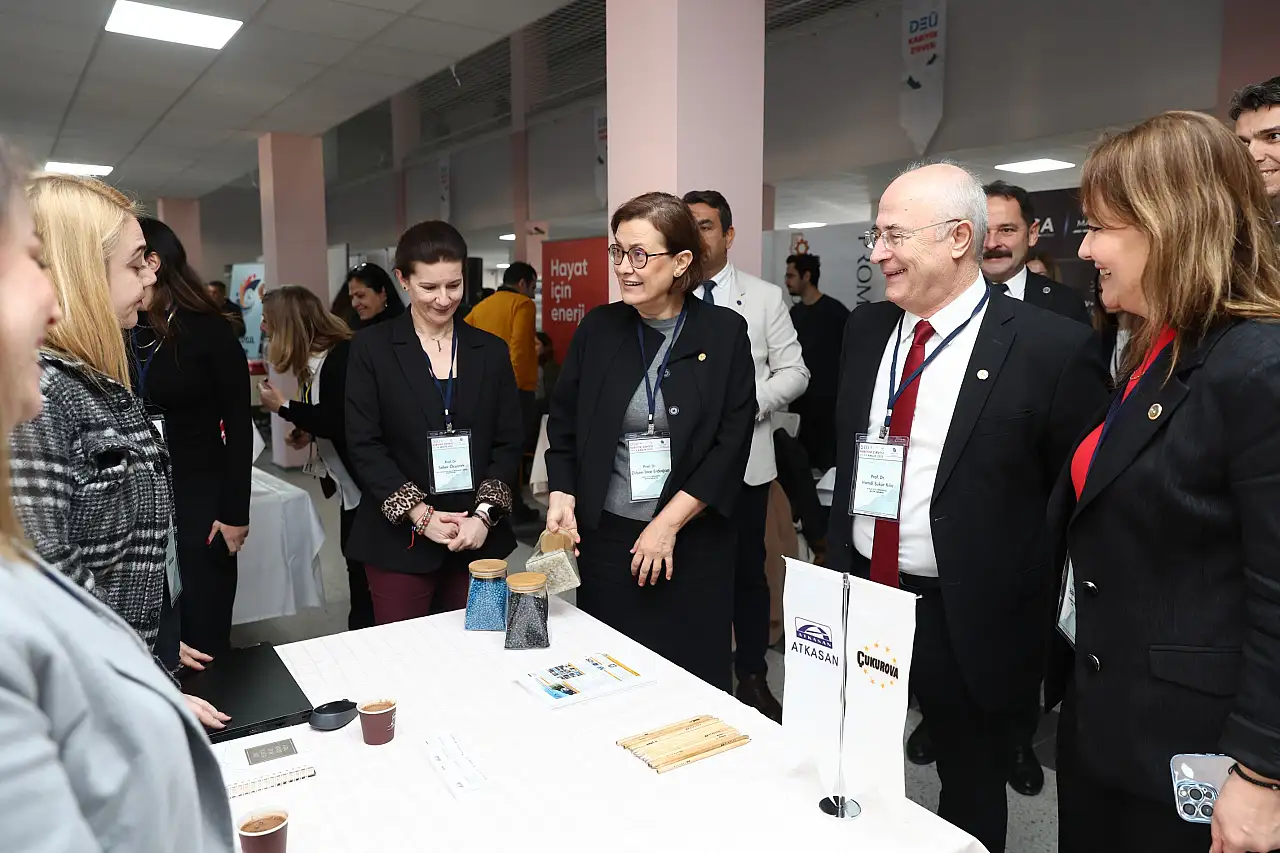 DEÜ 2025 Kariyer Zirvesi başladı: Öğrenciler sektörle buluştu