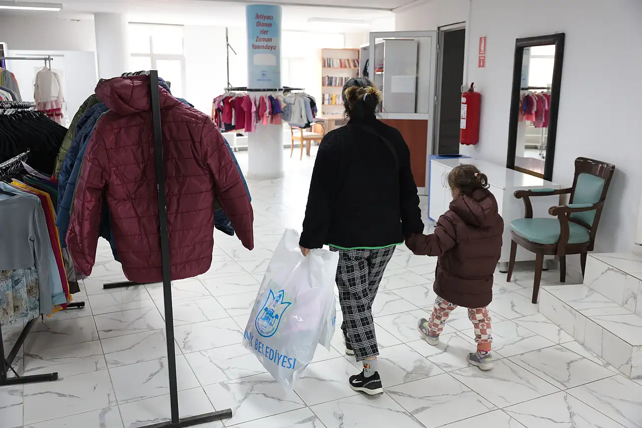 İhtiyaç sahipleri için monttan bota, kışlık ürünler raflarda yerini aldı