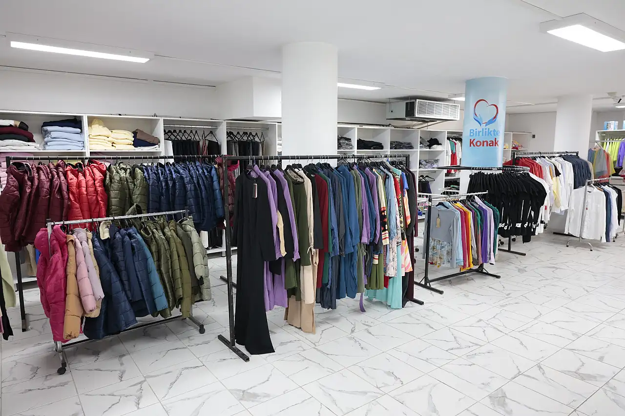 İhtiyaç sahipleri için monttan bota, kışlık ürünler raflarda yerini aldı